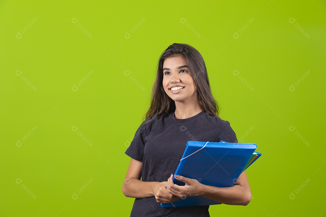 Linda mulher jovem garota segurando pasta