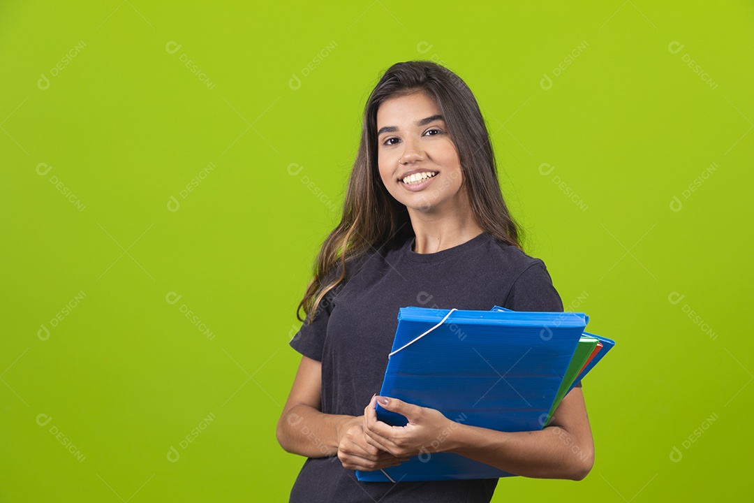 Linda mulher jovem garota segurando pasta