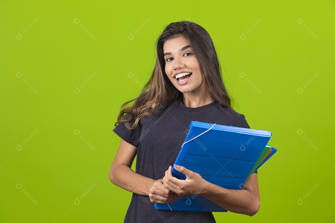 Linda mulher jovem garota segurando pasta