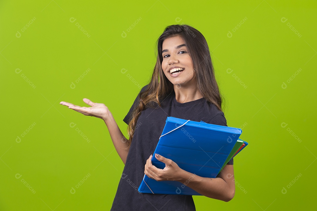 Linda mulher jovem garota segurando pasta