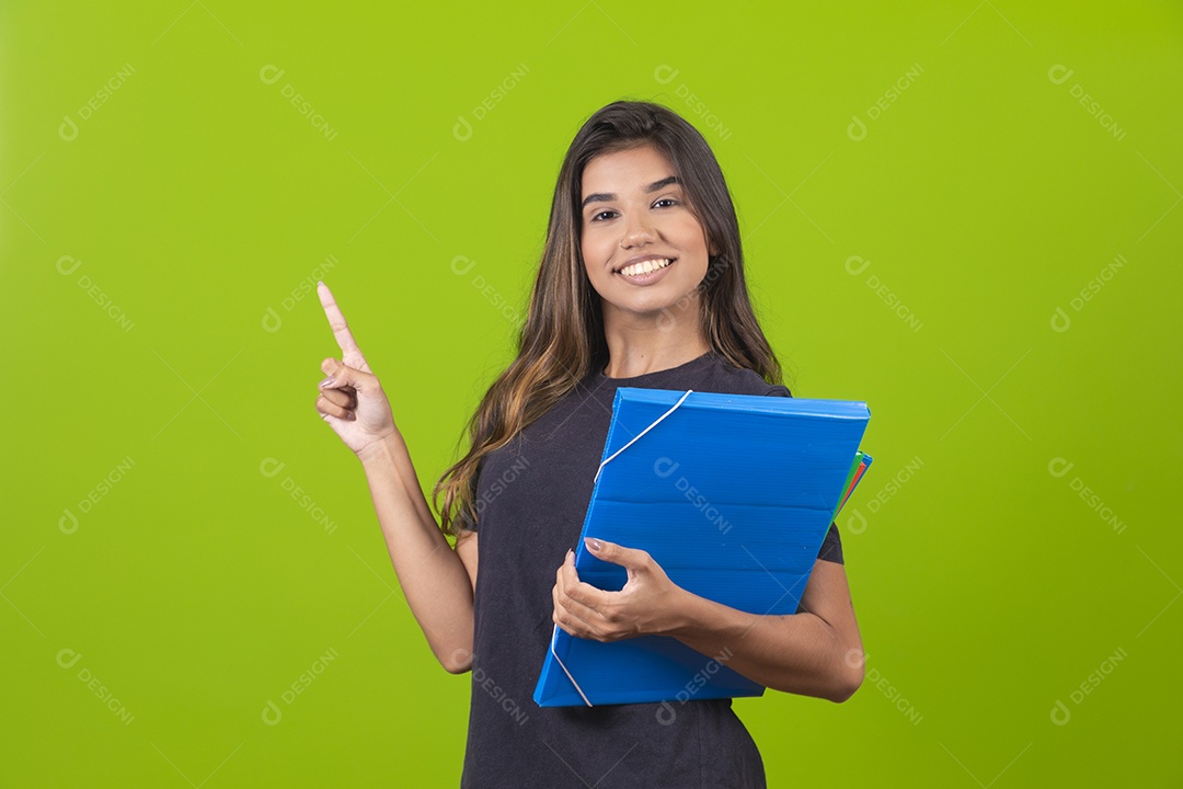 Linda mulher jovem garota segurando pasta