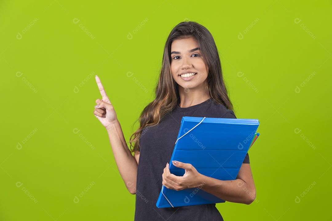 Linda mulher jovem garota segurando pasta