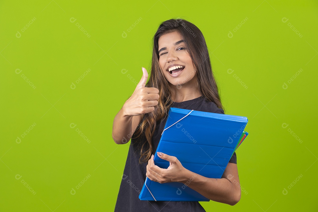 Linda mulher jovem garota segurando pasta