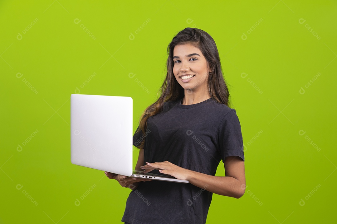 Linda mulher jovem garota mexendo em seu notebook