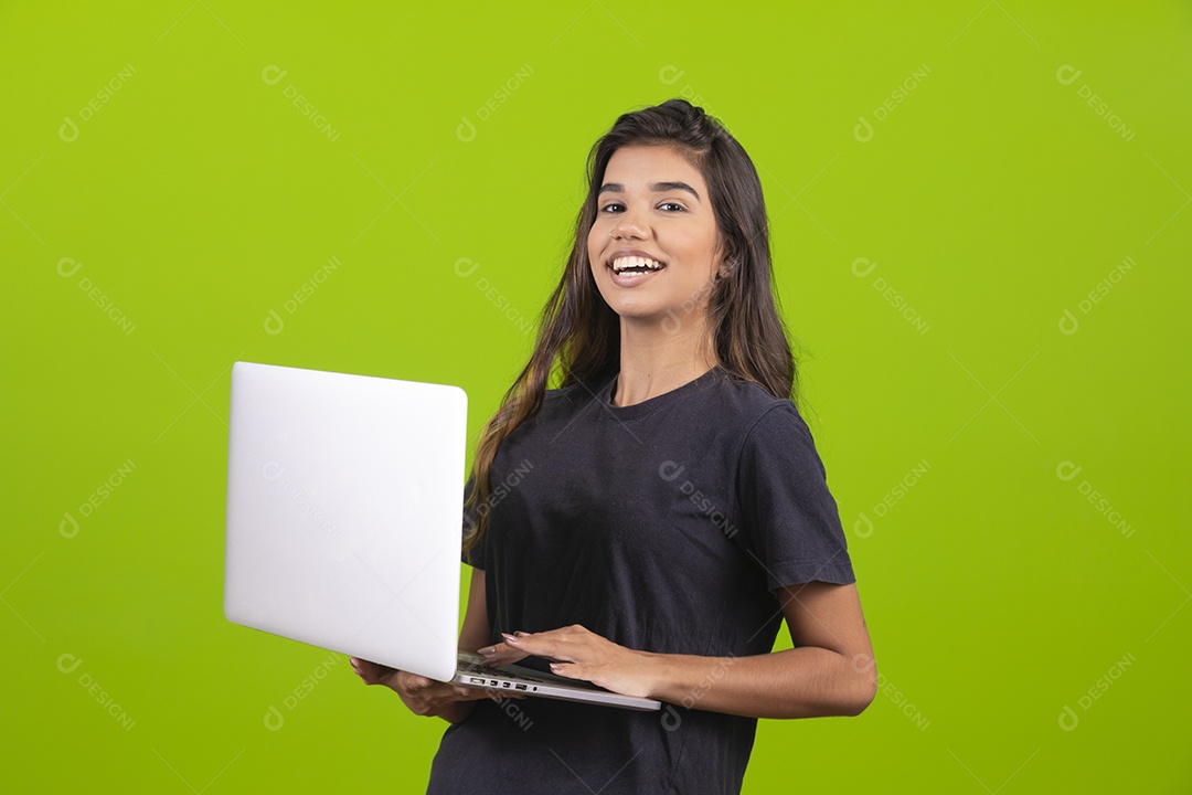 Linda mulher jovem garota mexendo em seu notebook