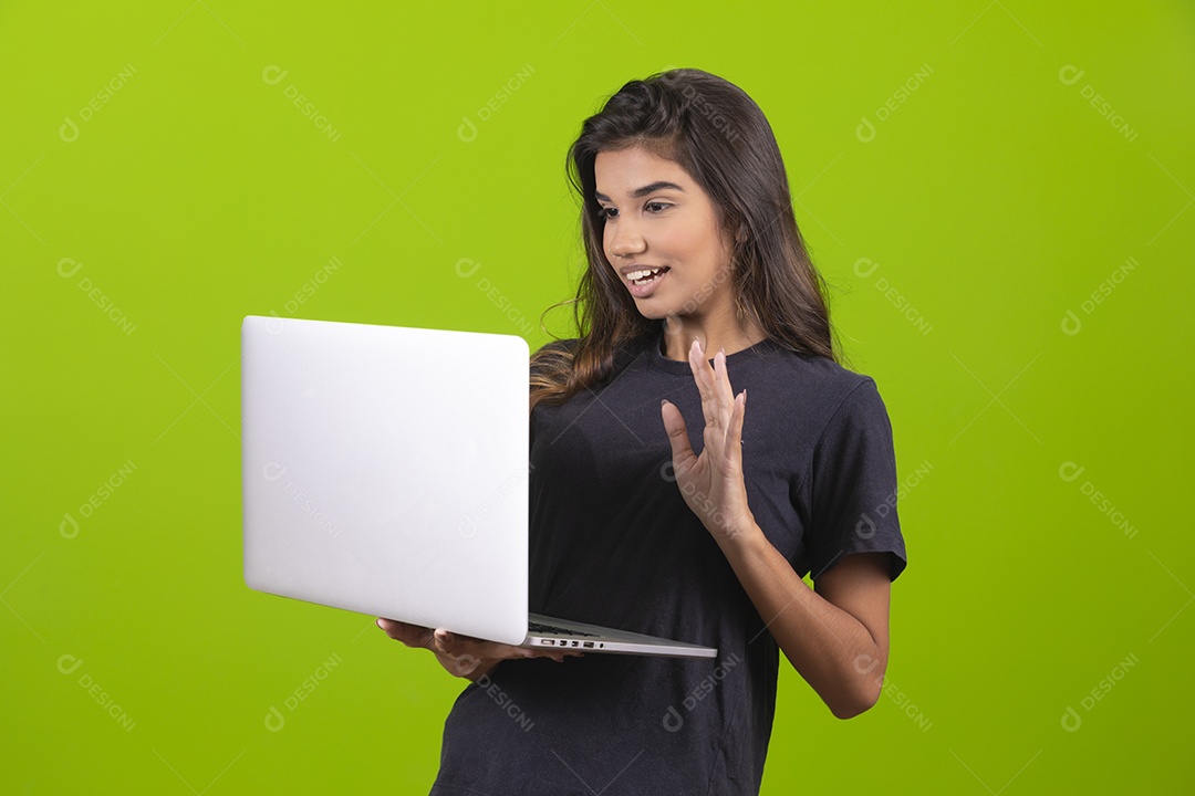Linda mulher jovem garota mexendo em seu notebook