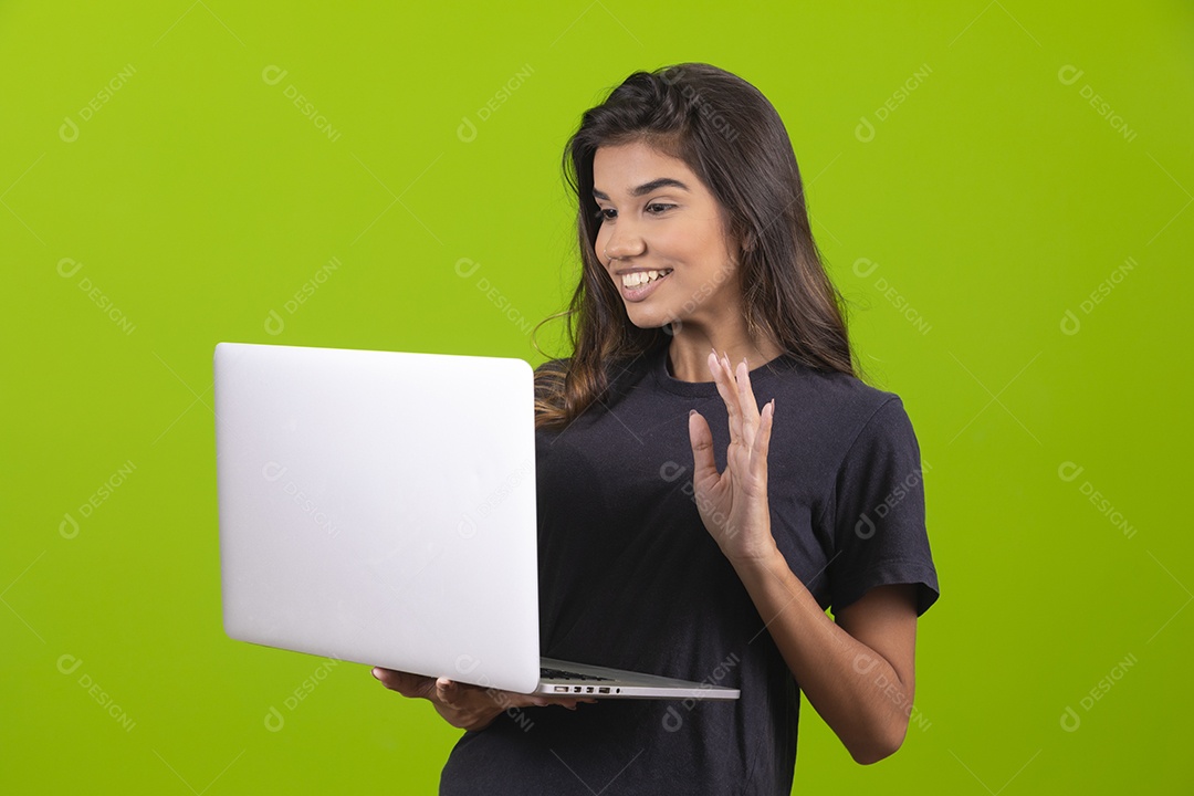 Linda mulher jovem garota mexendo em seu notebook