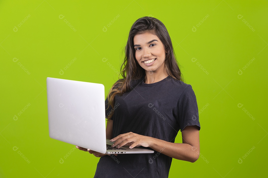Linda mulher jovem garota mexendo em seu notebook