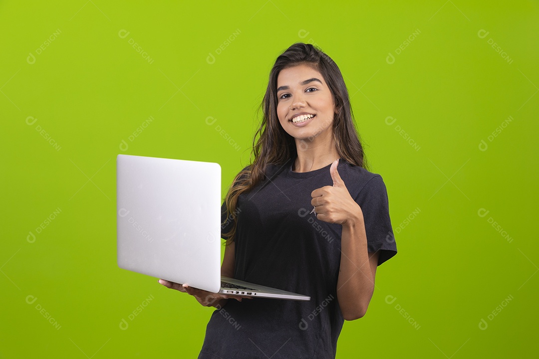 Linda mulher jovem garota mexendo em seu notebook