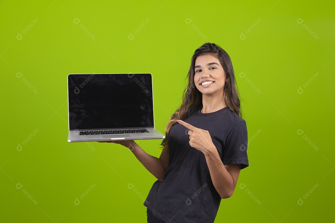 Linda mulher jovem garota mexendo em seu notebook