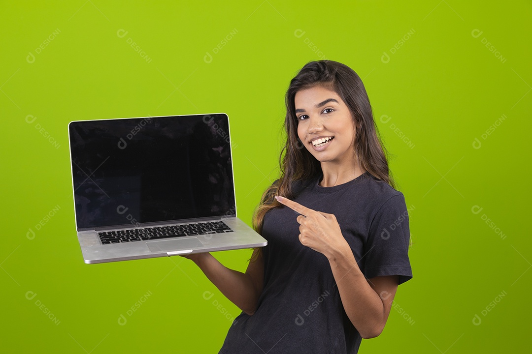 Linda mulher jovem garota mexendo em seu notebook