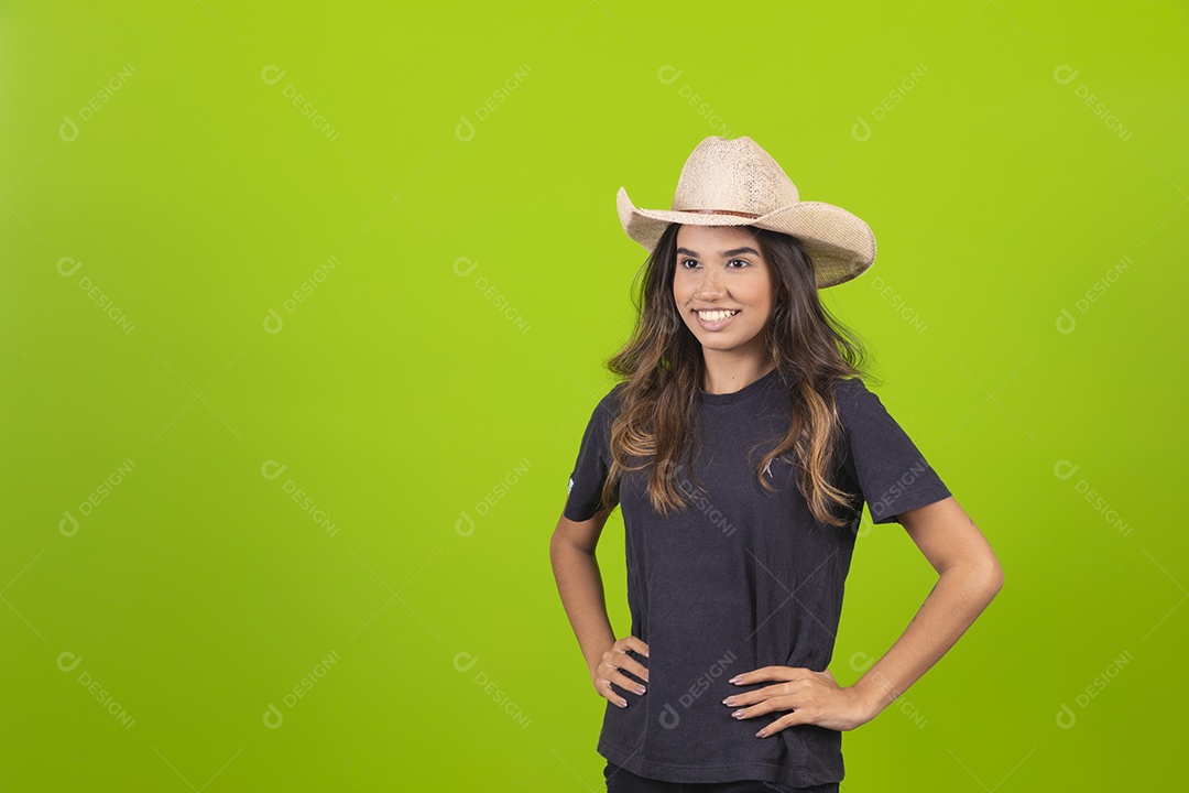 Linda mulher usando chapéu fazendeira sobre fundo isolado