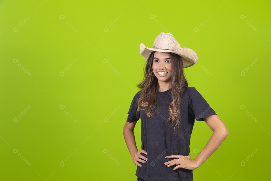 Linda mulher usando chapéu fazendeira sobre fundo isolado