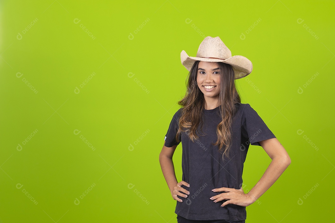 Linda mulher usando chapéu fazendeira sobre fundo isolado