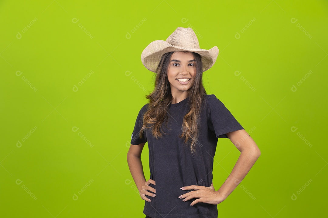 Linda mulher usando chapéu fazendeira sobre fundo isolado