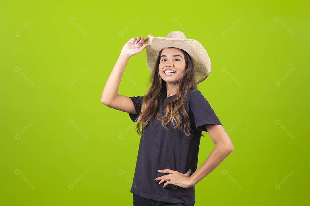 Linda mulher usando chapéu fazendeira sobre fundo isolado