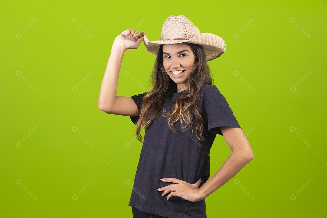 Linda mulher usando chapéu fazendeira sobre fundo isolado