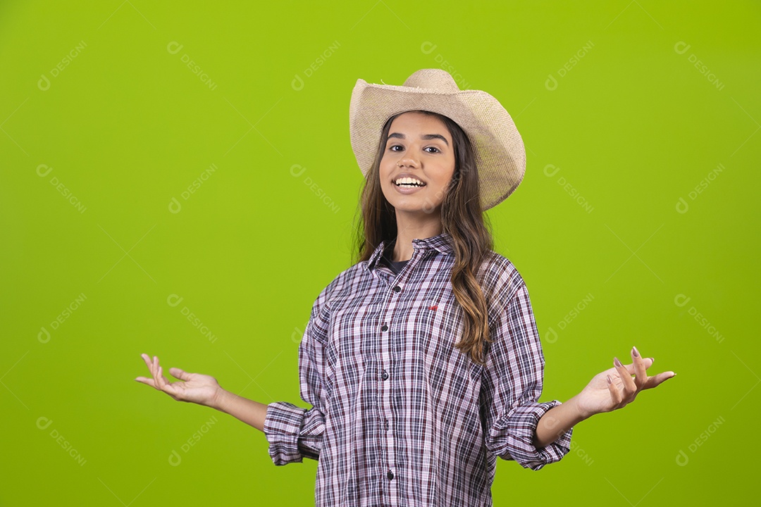 Linda mulher usando chapéu fazendeira sobre fundo isolado