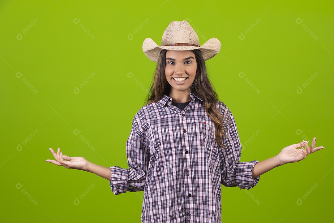 Linda mulher usando chapéu fazendeira sobre fundo isolado