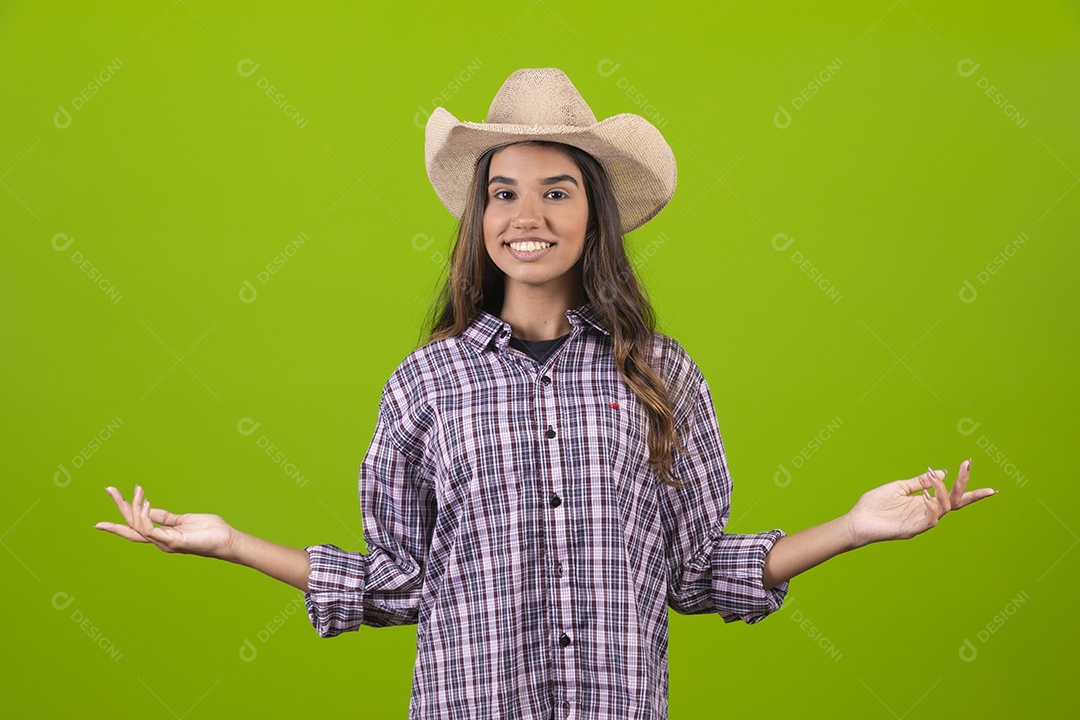 Linda mulher usando chapéu fazendeira sobre fundo isolado
