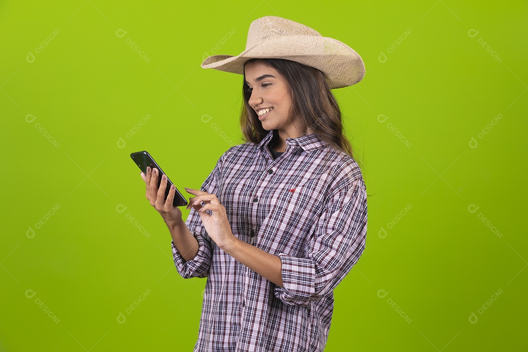 Linda mulher usando chapéu fazendeira sobre fundo isolado