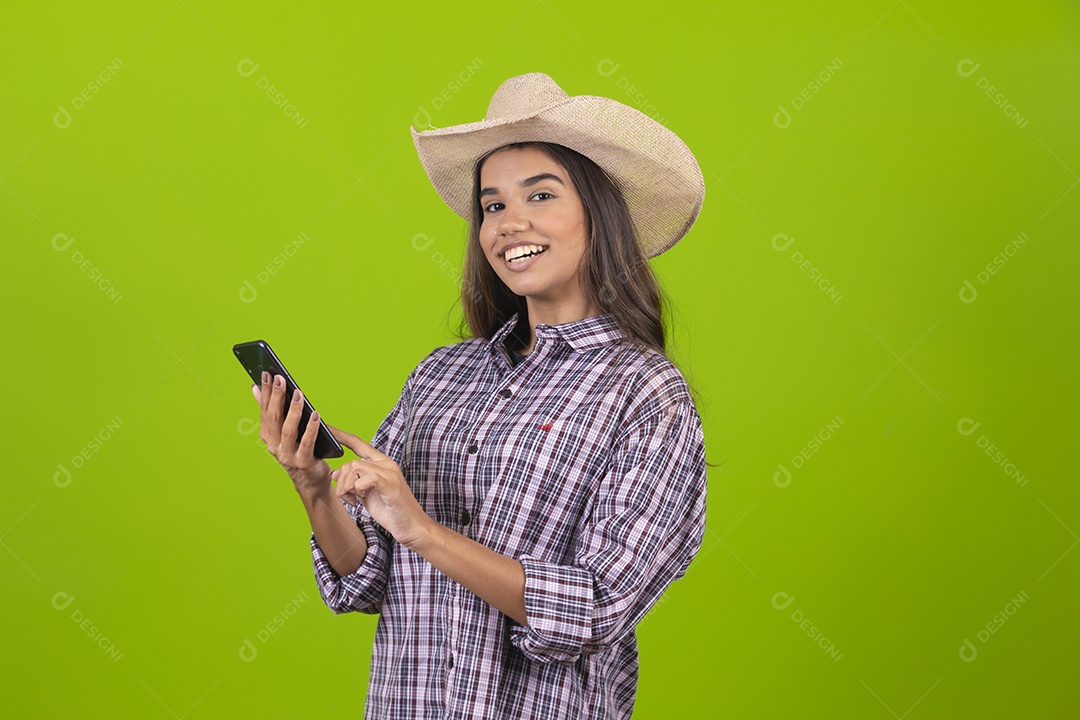 Linda mulher usando chapéu fazendeira sobre fundo isolado