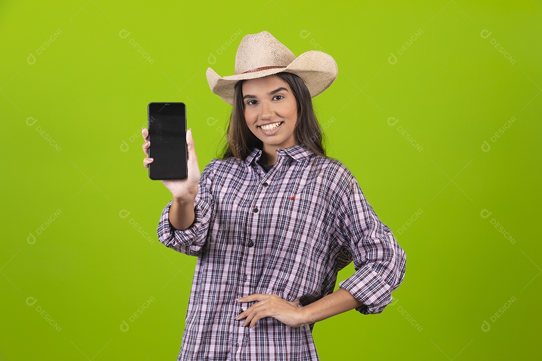 Linda mulher usando chapéu fazendeira sobre fundo isolado