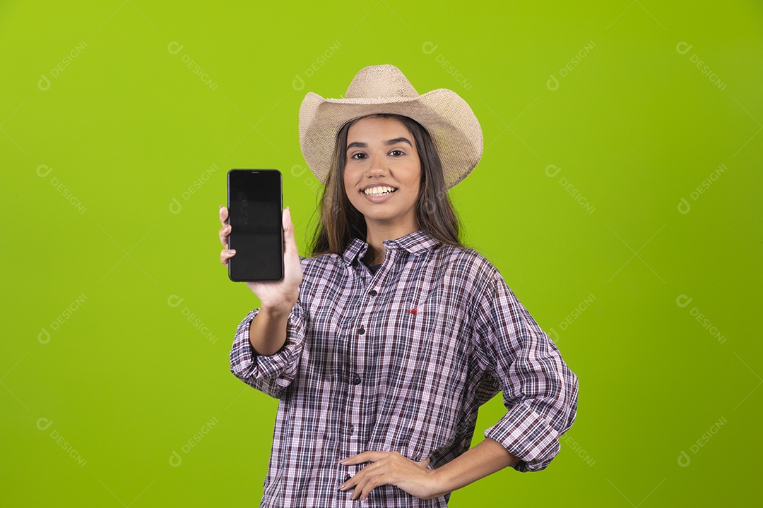 Linda mulher usando chapéu fazendeira sobre fundo isolado