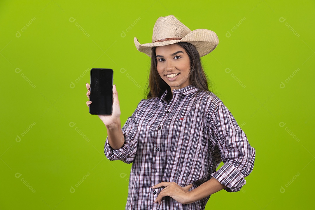 Linda mulher usando chapéu fazendeira sobre fundo isolado