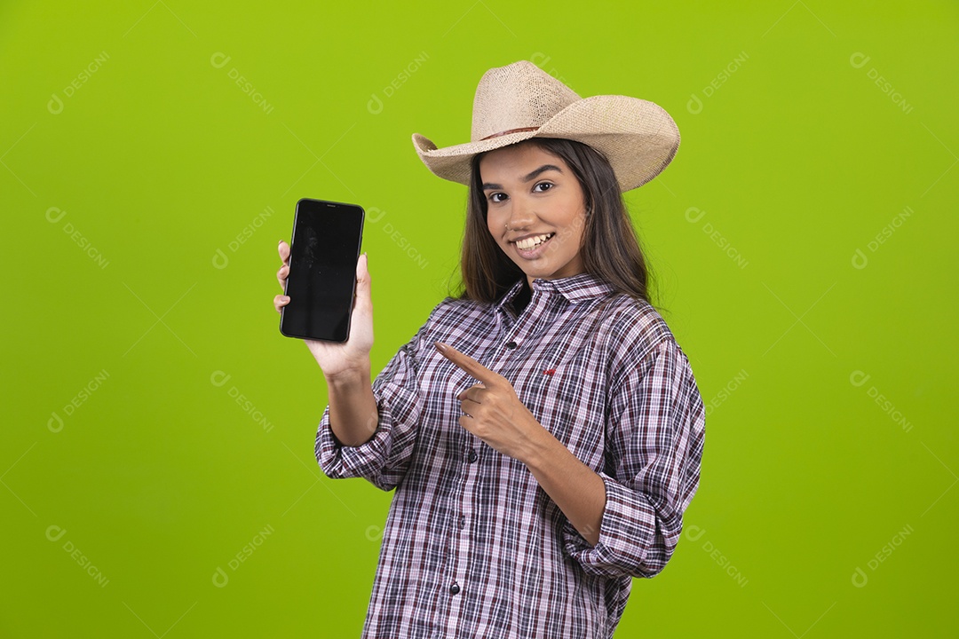 Linda mulher usando chapéu fazendeira sobre fundo isolado