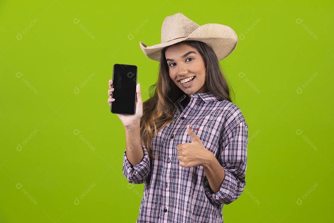 Linda mulher usando chapéu fazendeira sobre fundo isolado