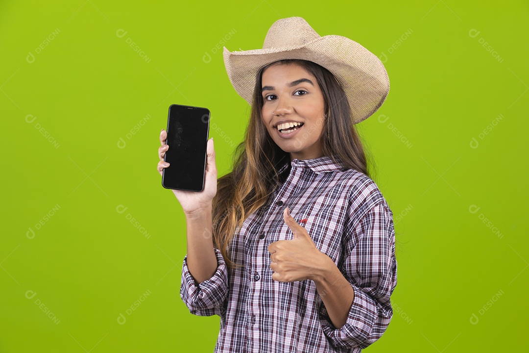 Linda mulher usando chapéu fazendeira sobre fundo isolado