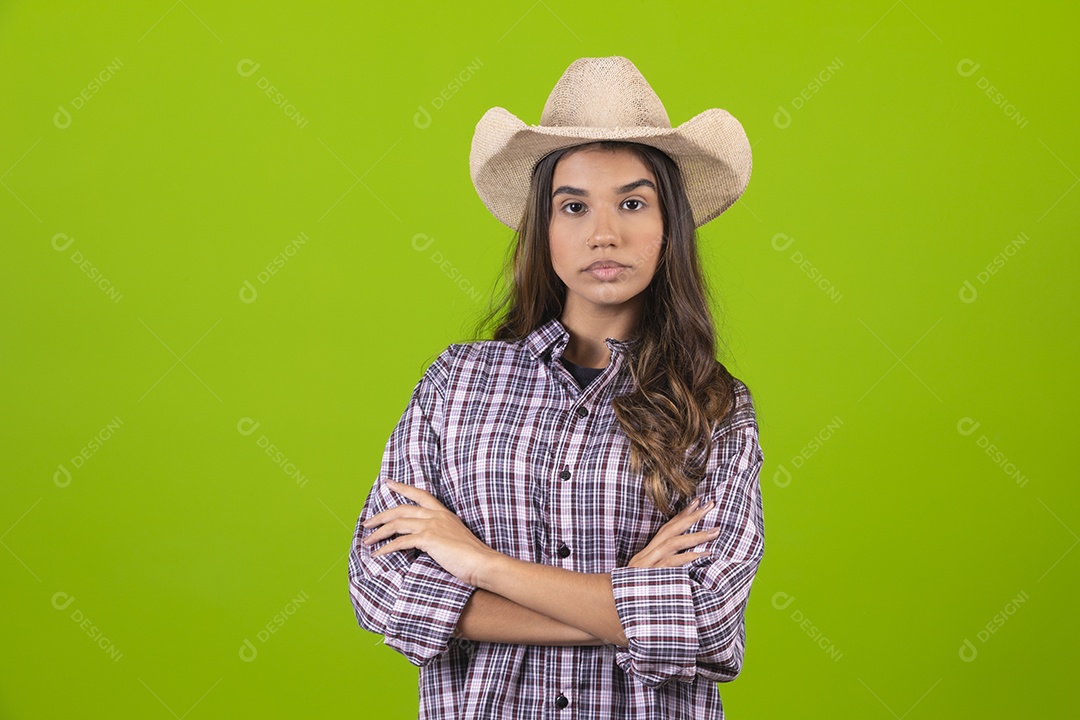 Linda mulher usando chapéu fazendeira sobre fundo isolado