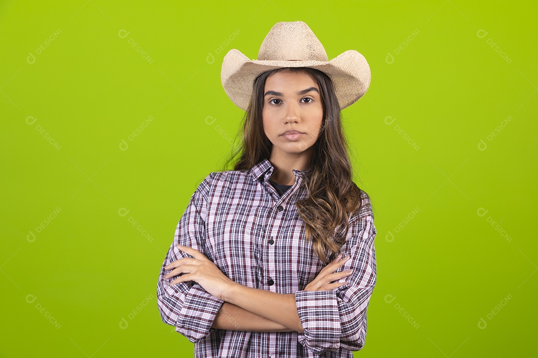 Linda mulher usando chapéu fazendeira sobre fundo isolado