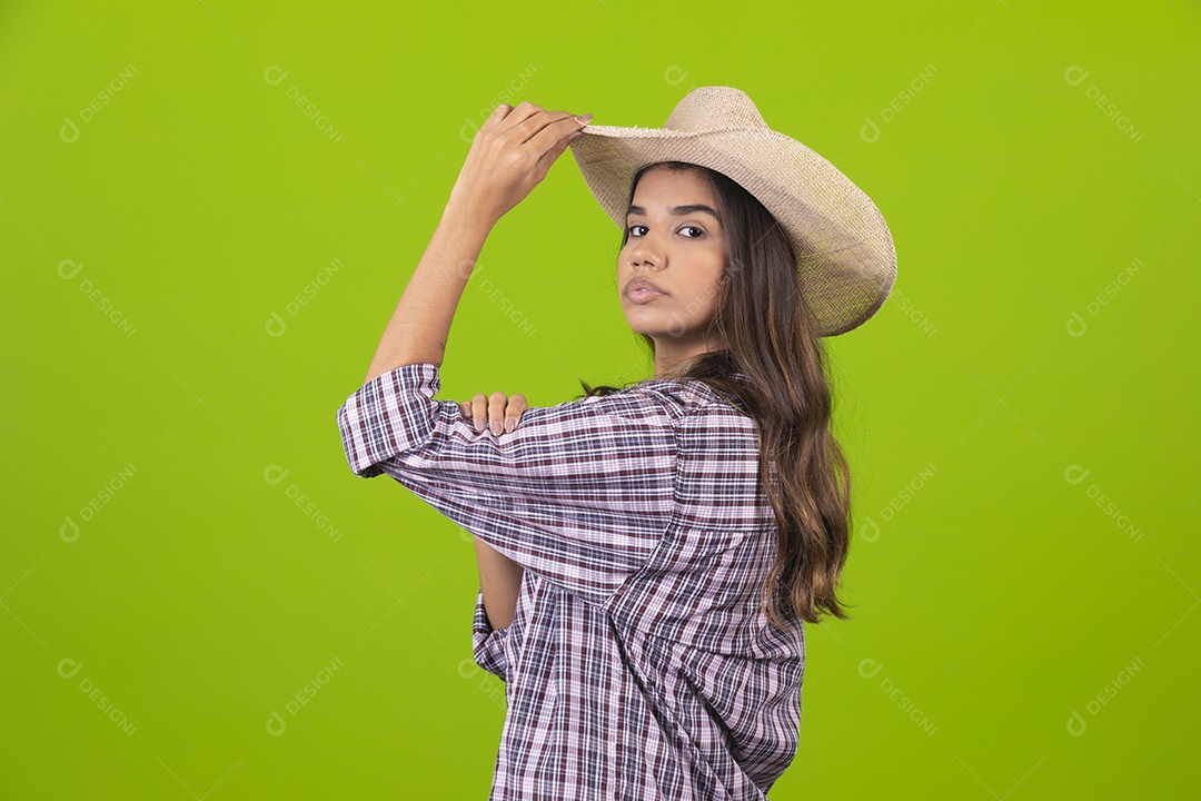 Linda mulher usando chapéu fazendeira sobre fundo isolado