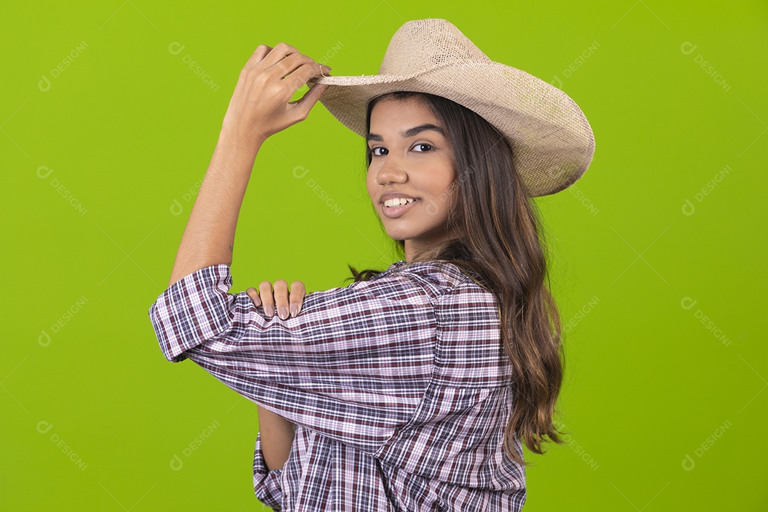 Linda mulher usando chapéu fazendeira sobre fundo isolado