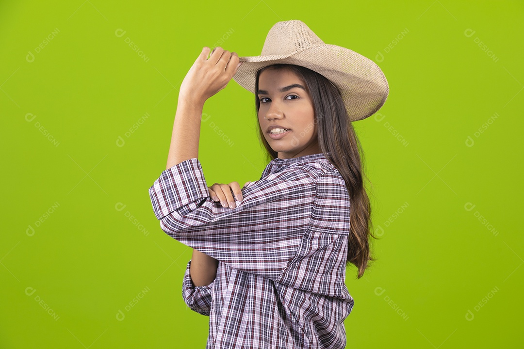 Linda mulher usando chapéu fazendeira sobre fundo isolado