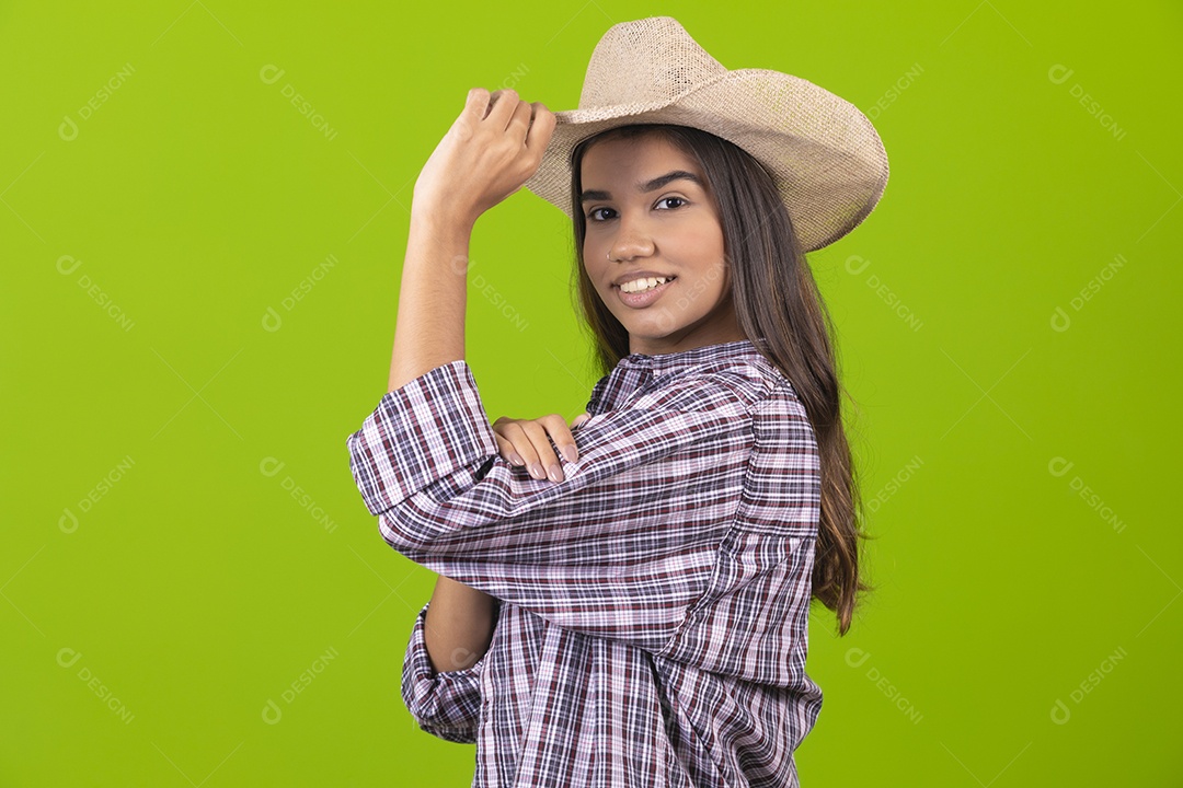 Linda mulher usando chapéu fazendeira sobre fundo isolado