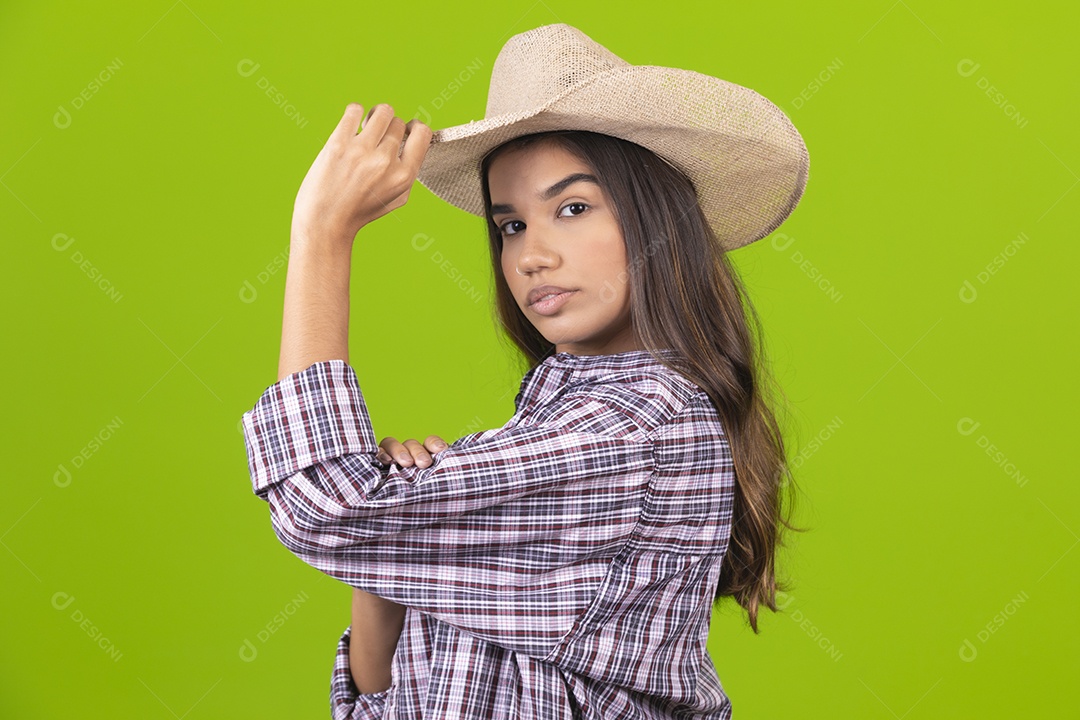 Linda mulher usando chapéu fazendeira sobre fundo isolado