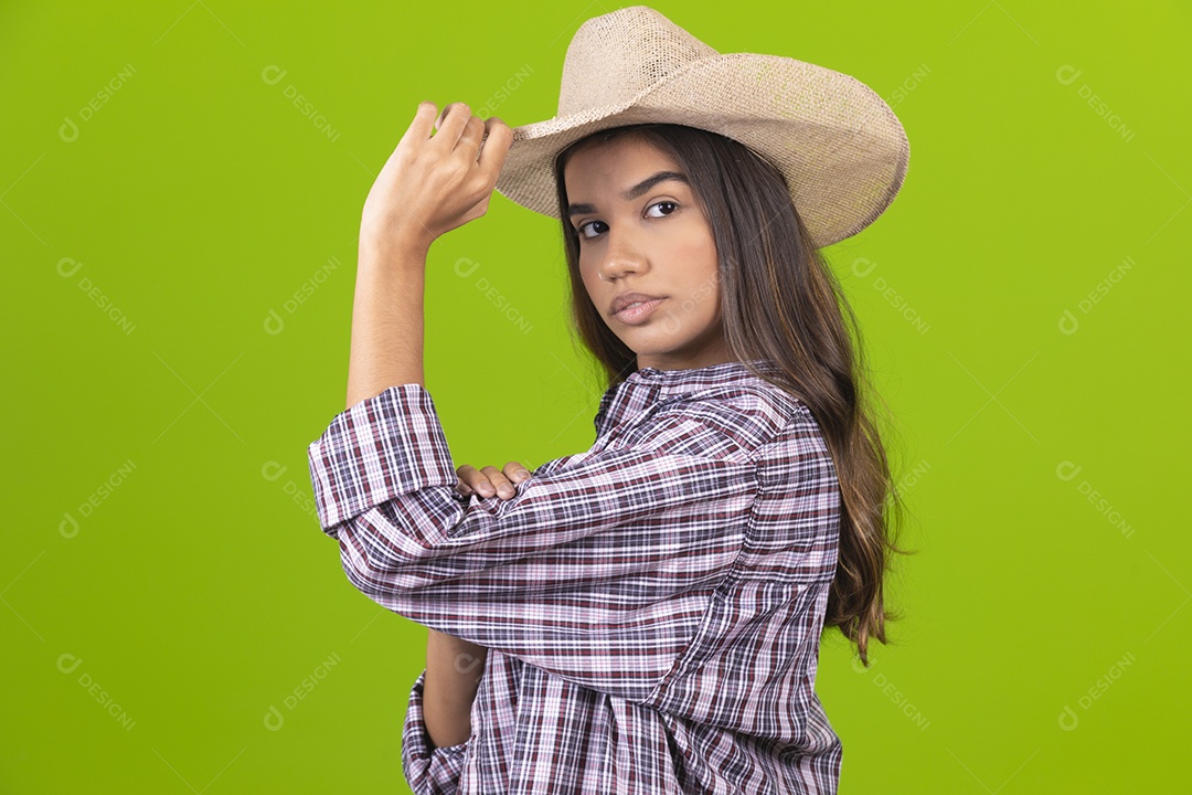 Linda mulher usando chapéu fazendeira sobre fundo isolado