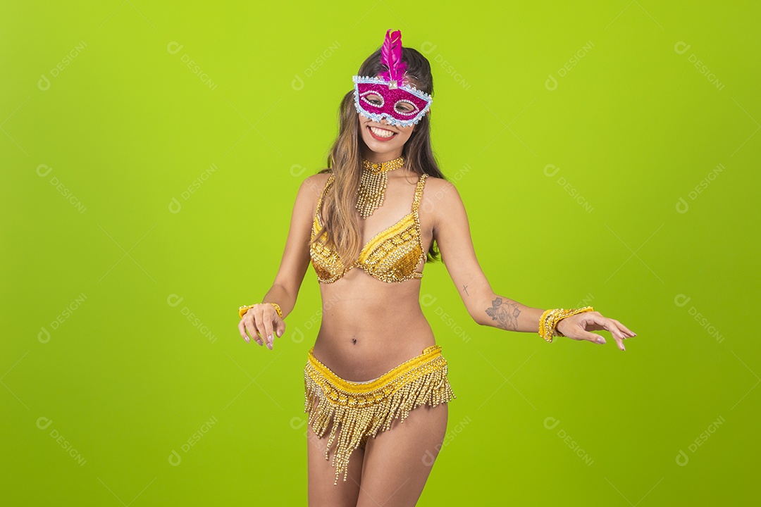 Linda mulher jovem usando fantasia de carnaval sobre fundo isolado