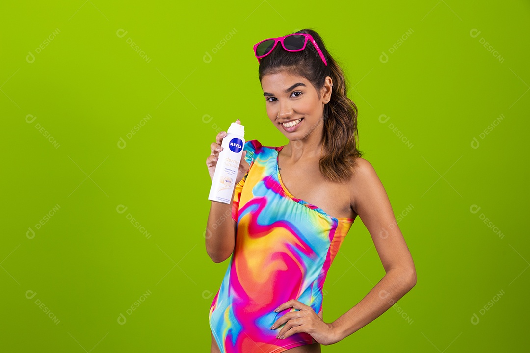 Linda mulher jovem usando fantasia de carnaval sobre fundo isolado