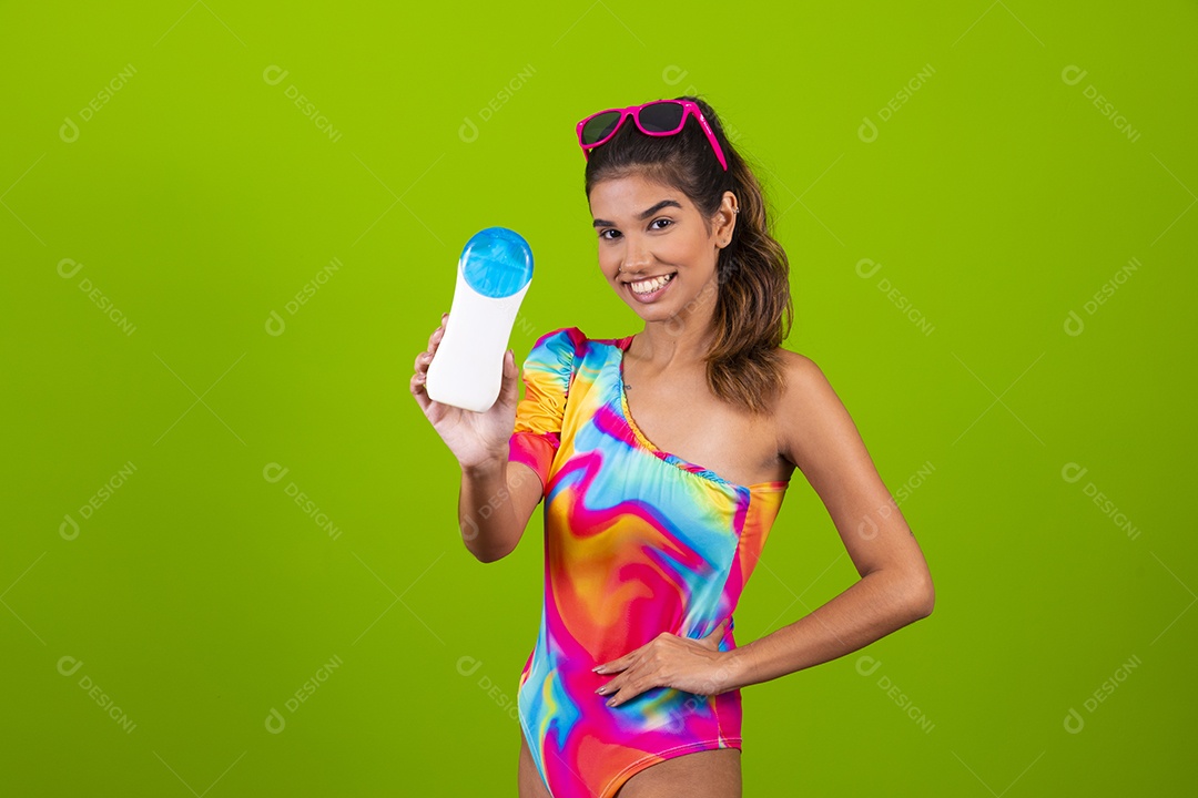 Linda mulher jovem usando fantasia de carnaval sobre fundo isolado