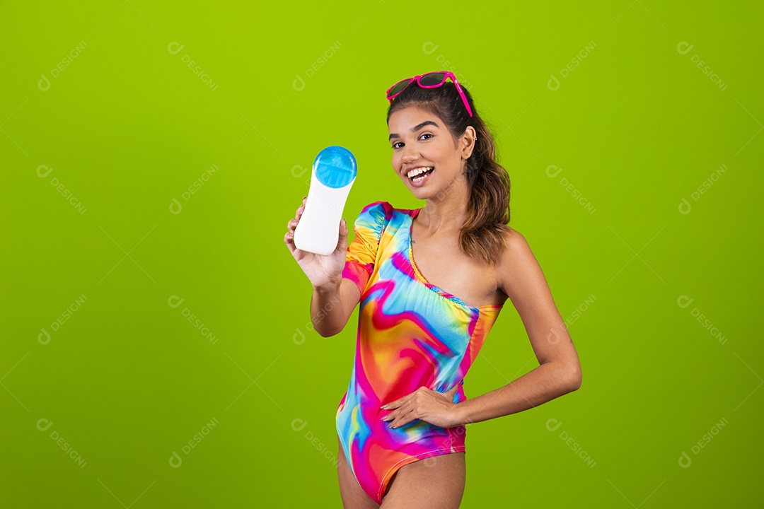 Linda mulher jovem usando fantasia de carnaval sobre fundo isolado