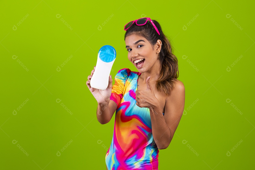 Linda mulher jovem usando fantasia de carnaval sobre fundo isolado