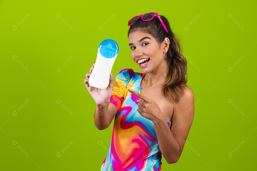 Linda mulher jovem usando fantasia de carnaval sobre fundo isolado