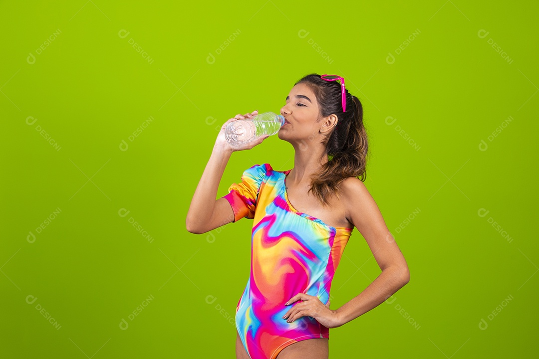 Linda mulher jovem usando fantasia de carnaval sobre fundo isolado