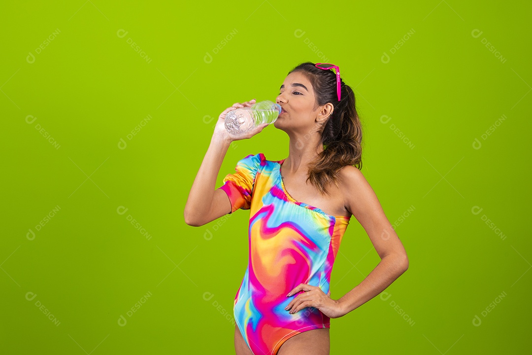 Linda mulher jovem usando fantasia de carnaval sobre fundo isolado