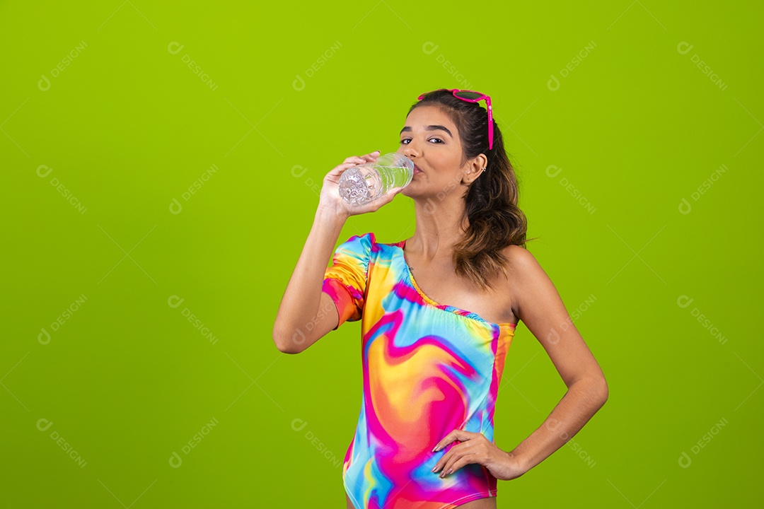Linda mulher jovem usando fantasia de carnaval sobre fundo isolado