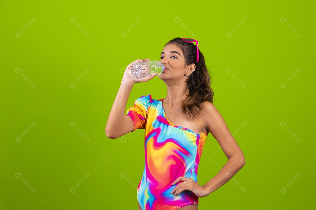 Linda mulher jovem usando fantasia de carnaval sobre fundo isolado